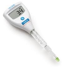pH tester na měření vína